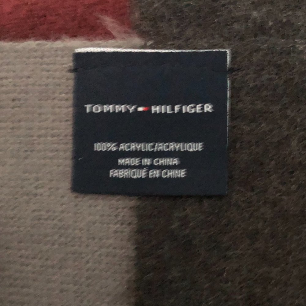 TOMMY HILFIGER Hat & Scarf Gift Set NWT - Picture 4 of 5